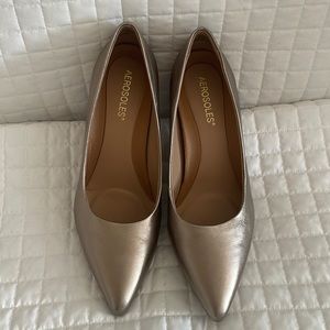 Aerosoles Dealbreaker metallic pumps NWOT